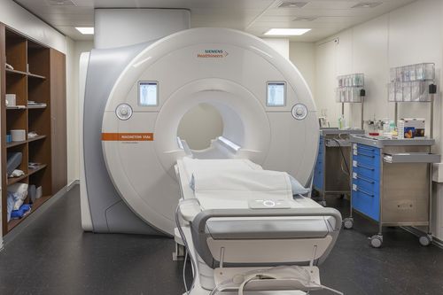 The magnetic resonance device "Magnetom Vida" is located in the examination room of the radiology department.