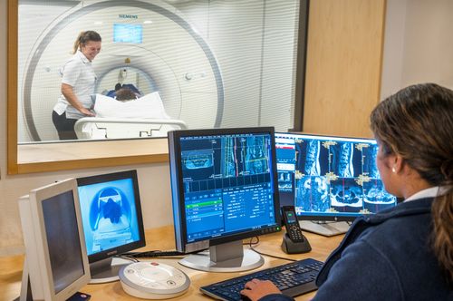 Die Magnetresonanzuntersuchung (MRI) wird vom Bedienungsraum aus geplant.