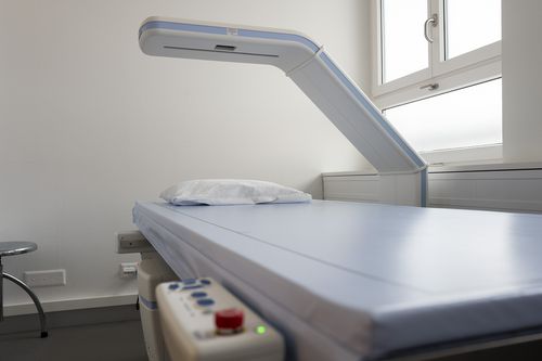 Das DEXA (Knochendichtemessung; Dual-X-Ray-Absorptionsmessung) dient der Wirbelfraktur-Risikoabschätzung und Ganzkörper-Fettmessung.