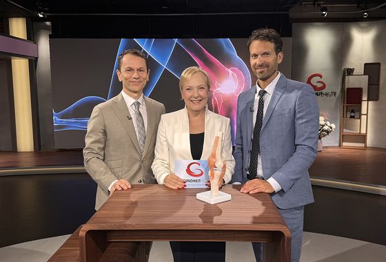 Prof. Fucentese und Dr. Vlachopoulos mit Jeanne Fürst von GesundheitHeute