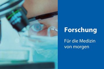 Eine Nahaufnahme eines Auges einer forschenden Person mit einem Schriftzug "Forschung für die Medizin von morgen" nebendran.