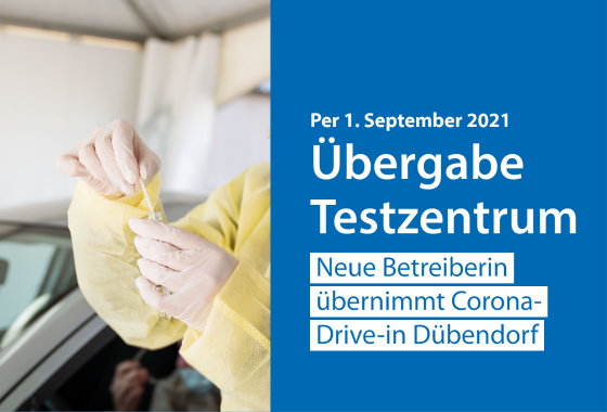 Eine Mitarbeiterin des Corona-Testzentrums macht einen Covid-Abstrich