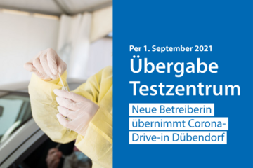 Eine Mitarbeiterin des Corona-Testzentrums macht einen Covid-Abstrich