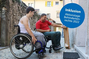 Zwei Rollstuhlfahrer sprechen miteinander