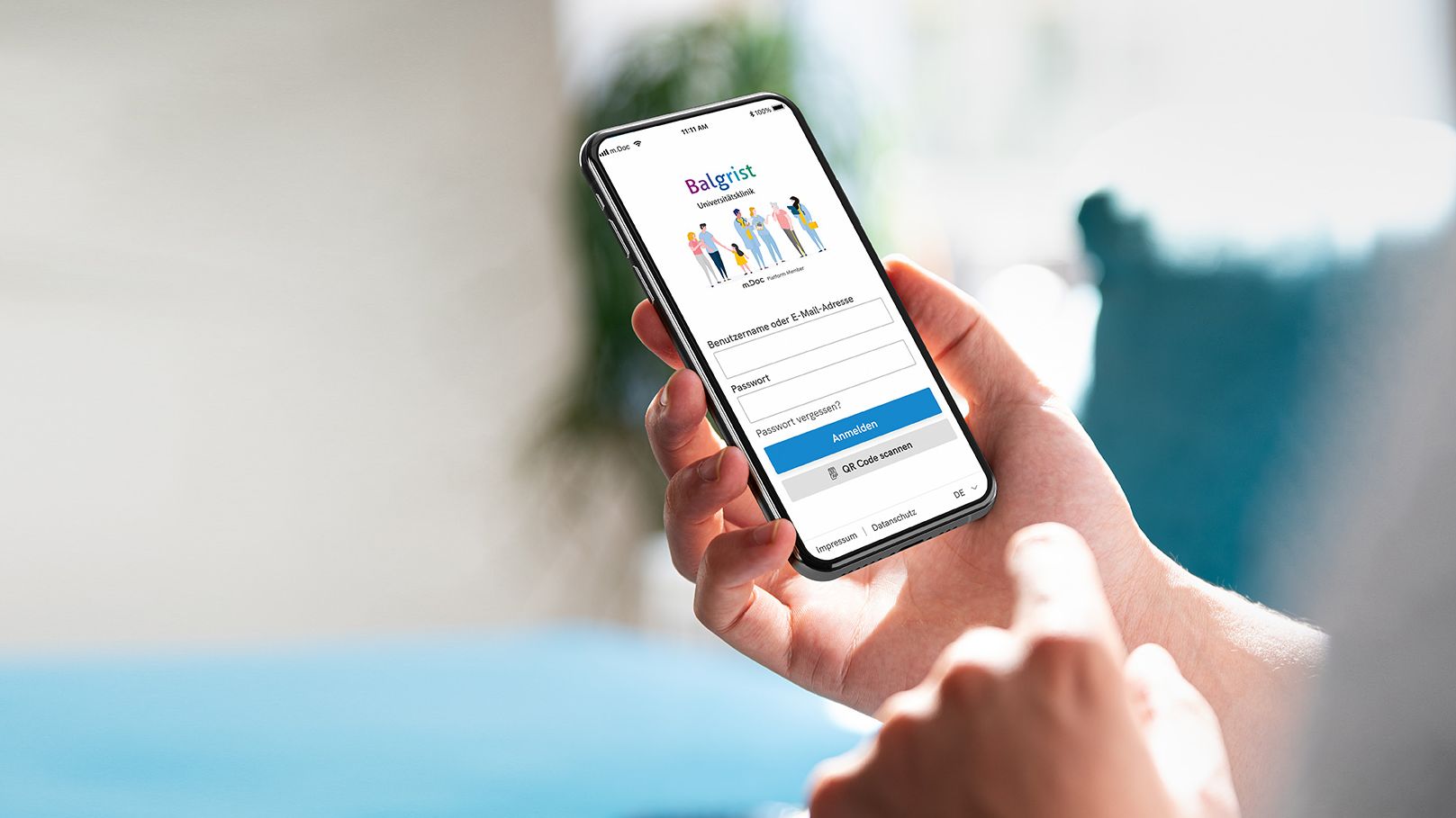 «MyBalgrist»-Patientenapp jetzt downloaden Person hält Smartphone in der Hand und interagiert mit der Balgrist-App
