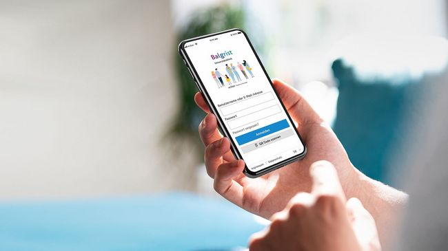 Person hält Smartphone in der Hand und interagiert mit der Balgrist-App