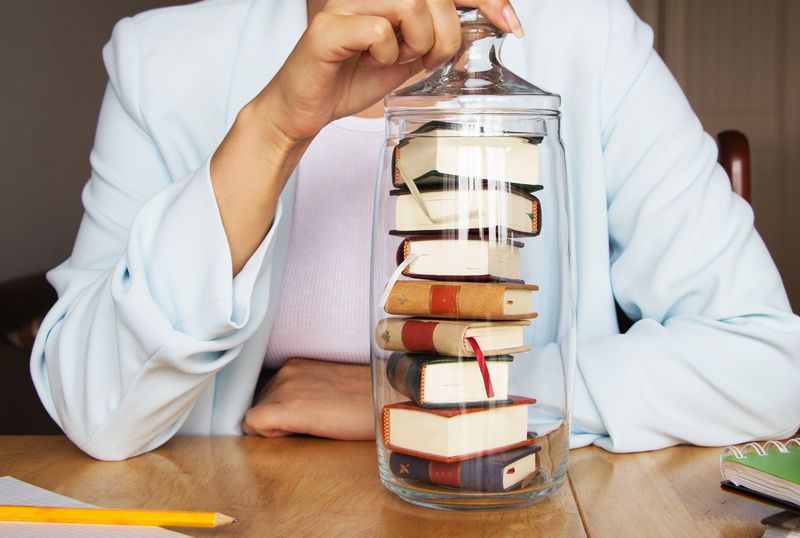 Ein Glasbehälter gefüllt mit verschiedenen kleinen Büchern.