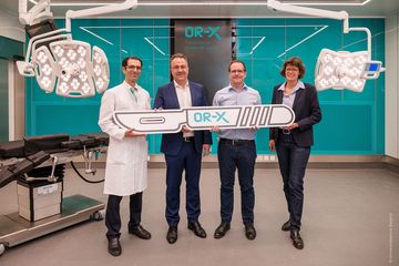 [Translate to Englisch:] Gruppenfoto mit Prof. Mazda Farshad, Thomas Huggler, Prof. Philipp Fürnstahl und Sofie Perll im neuen OR-X (Operating Room X) 