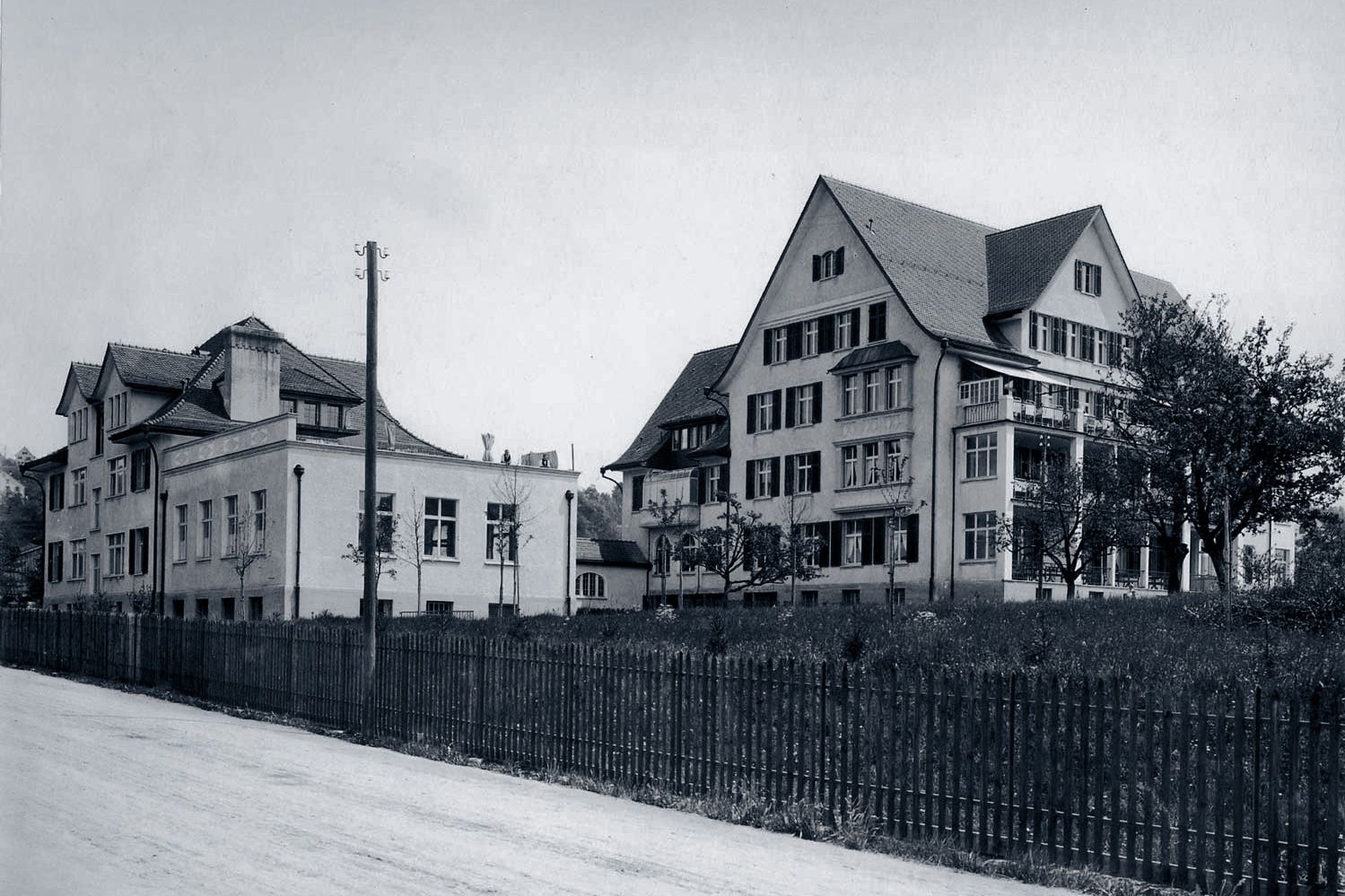 Blick von der Forchstrasse auf das damalige Klinikgebäude
