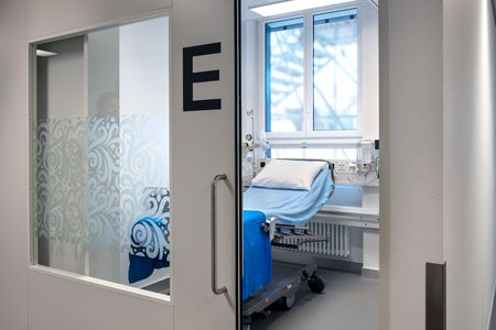Sliding door to the treatment bunk with bed