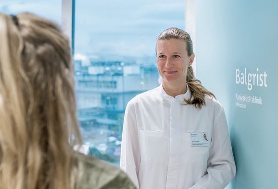 Daniela Meyer im Vordergrund, Begrüssung einer Patientin