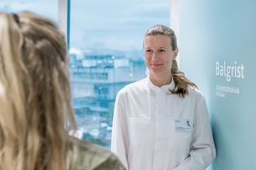 Daniela Meyer im Vordergrund, Begrüssung einer Patientin