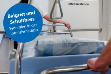 Ein Patientenbett wird in die Intensivstation geschoben