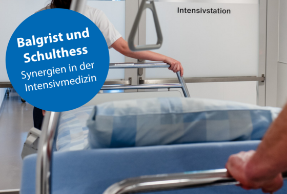 Ein Patientenbett wird in die Intensivstation geschoben