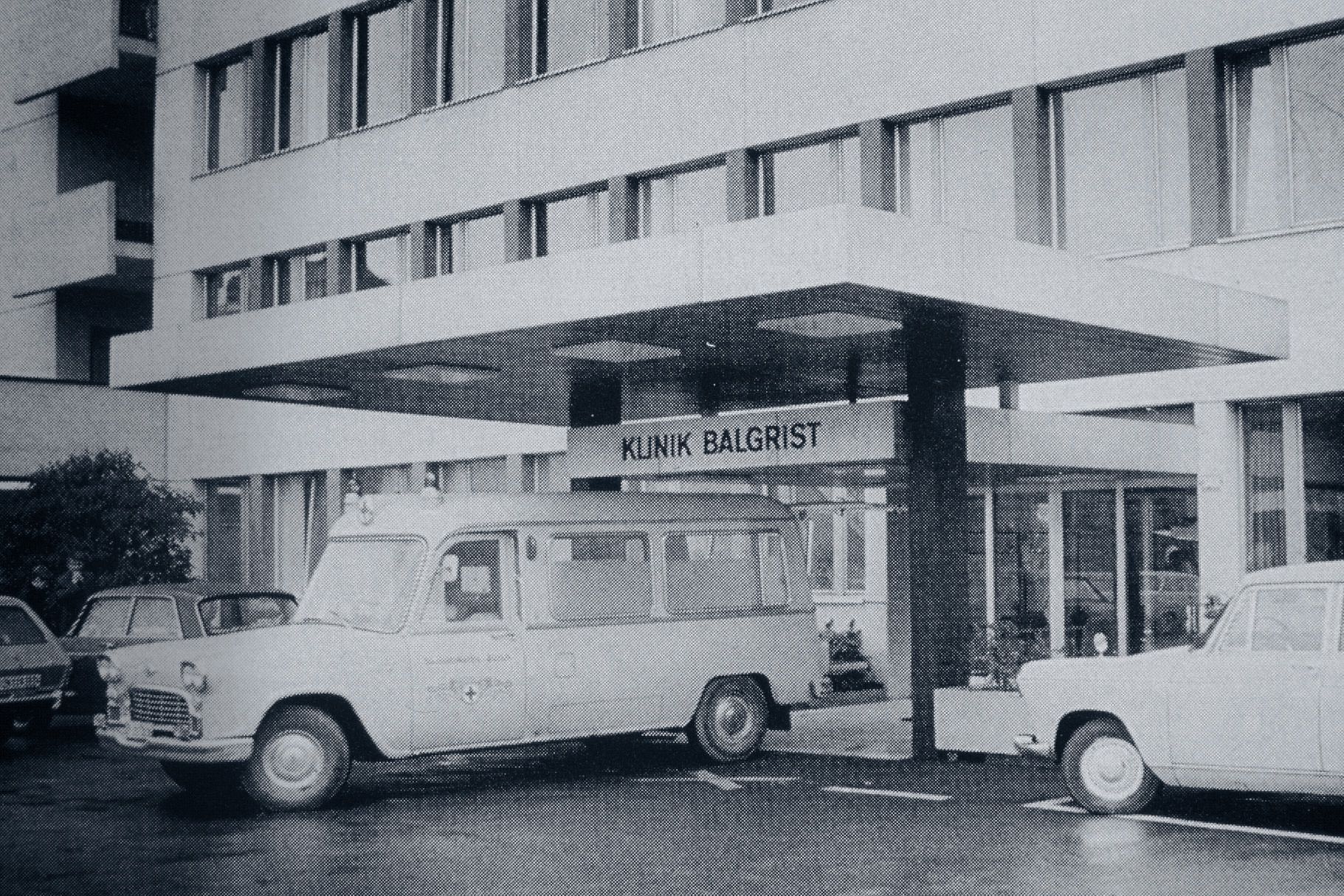 Ein Krankenwagen steht vor dem damaligen Klinikeingang
