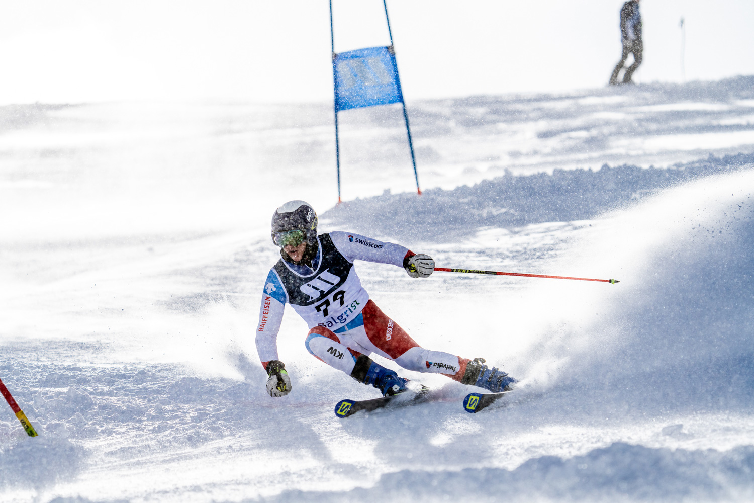 Ein Skifahrer fährt einen Riesenslalom auf der Skipiste in Zermatt.