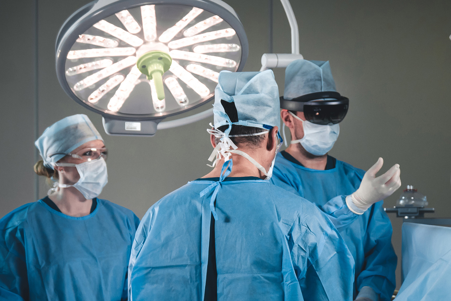 Chirurginnen und Chirurgen nutzen die Augmented Reality Technologie im Operationssaal.