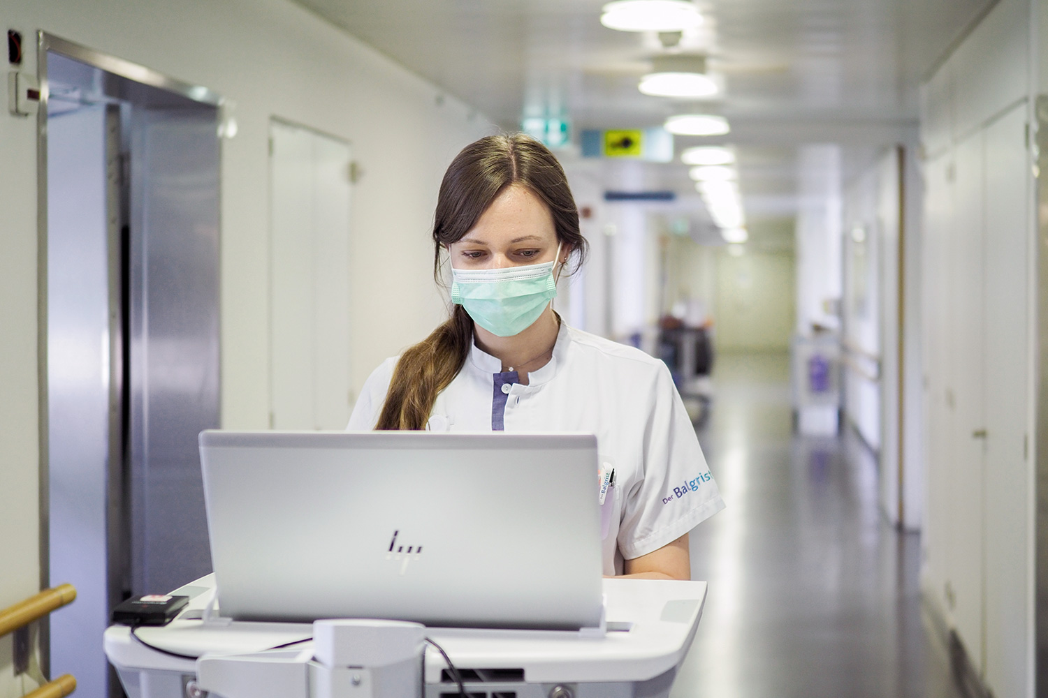 Pflegefachfrau Mihaela Milicic trägt die Medikationsdaten auf dem Stationslaptop ein.