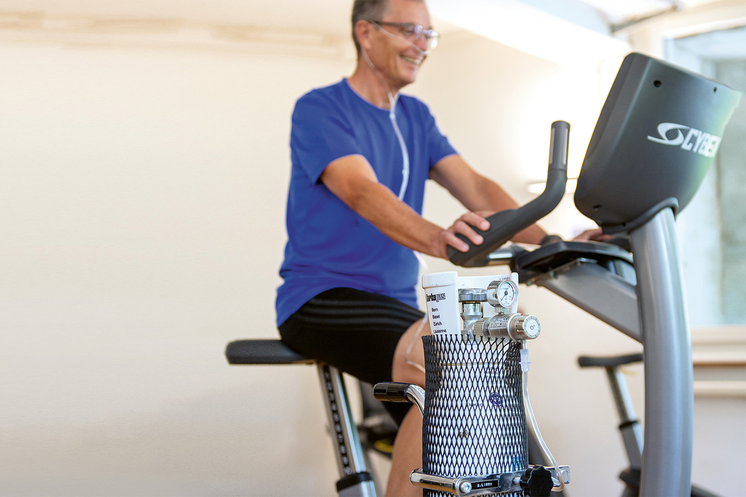 Pulmonale Rehabilitation eines Patienten auf dem Ergometer.