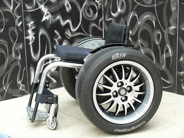 Rollstuhl mit extra dicken Pneus.