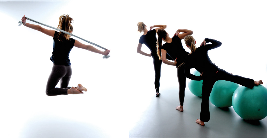 Frauen machen Übungen mit dem Theraband und Swissball