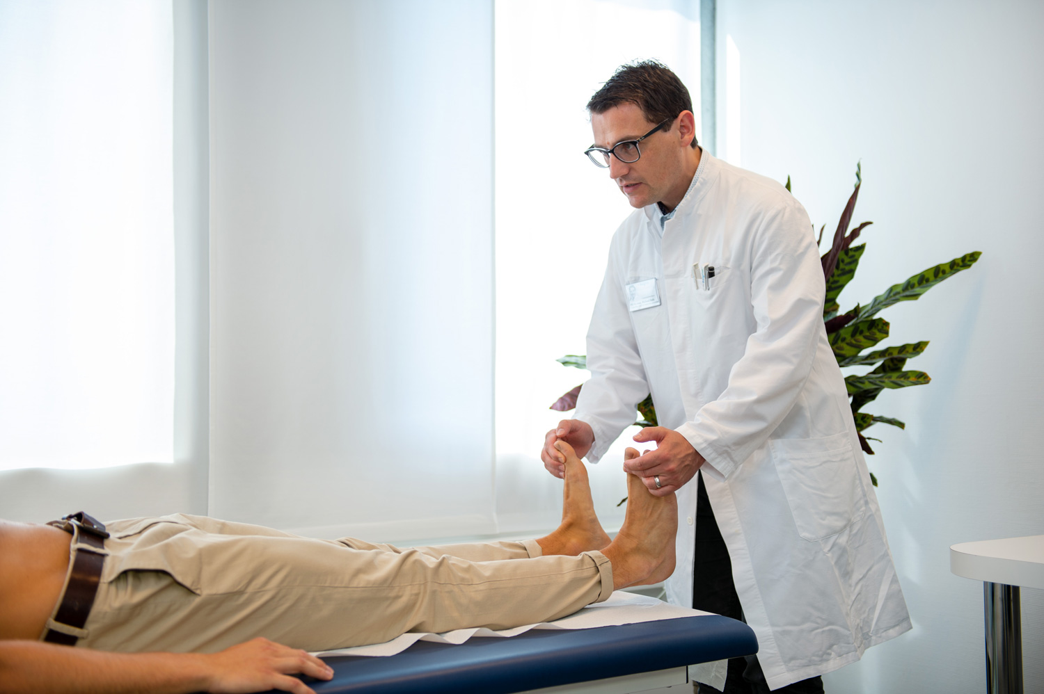 Orthopädische Behandlung im GZO Spital Wetzikon Funktionsprüfung durch einen Wirbelsäulenspezialisten