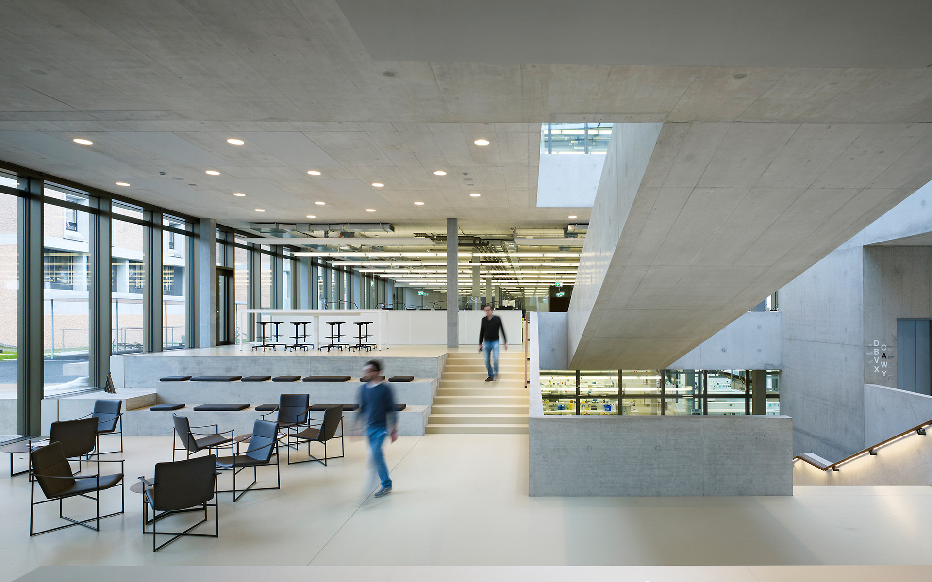 Eingangsbereich vom Balgrist Campus mit Sitzgelegenheiten.