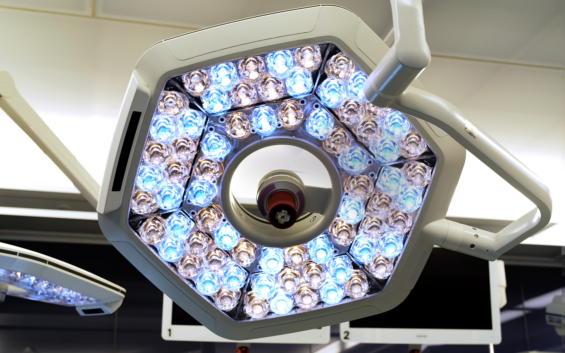 Operationslampe im orthopädischen Operationssaal
