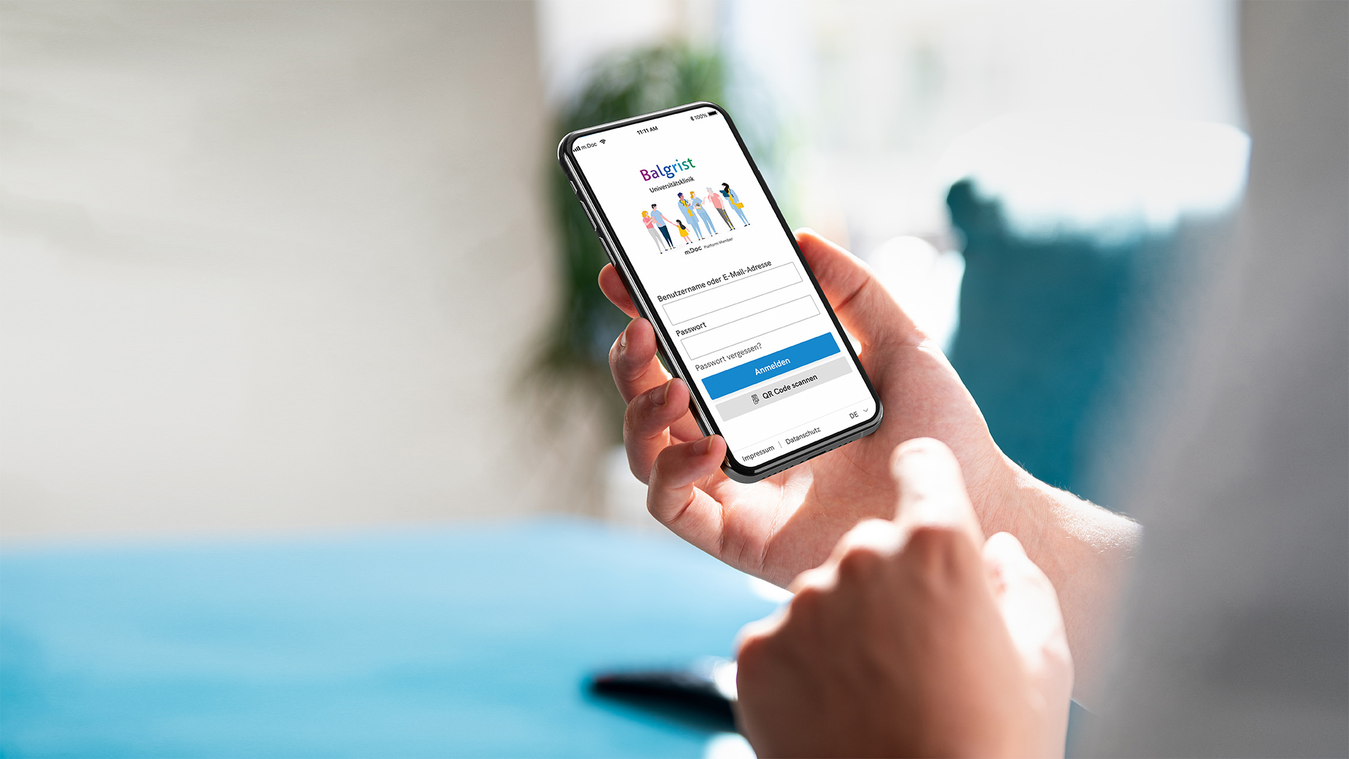 Person hält Smartphone in der Hand