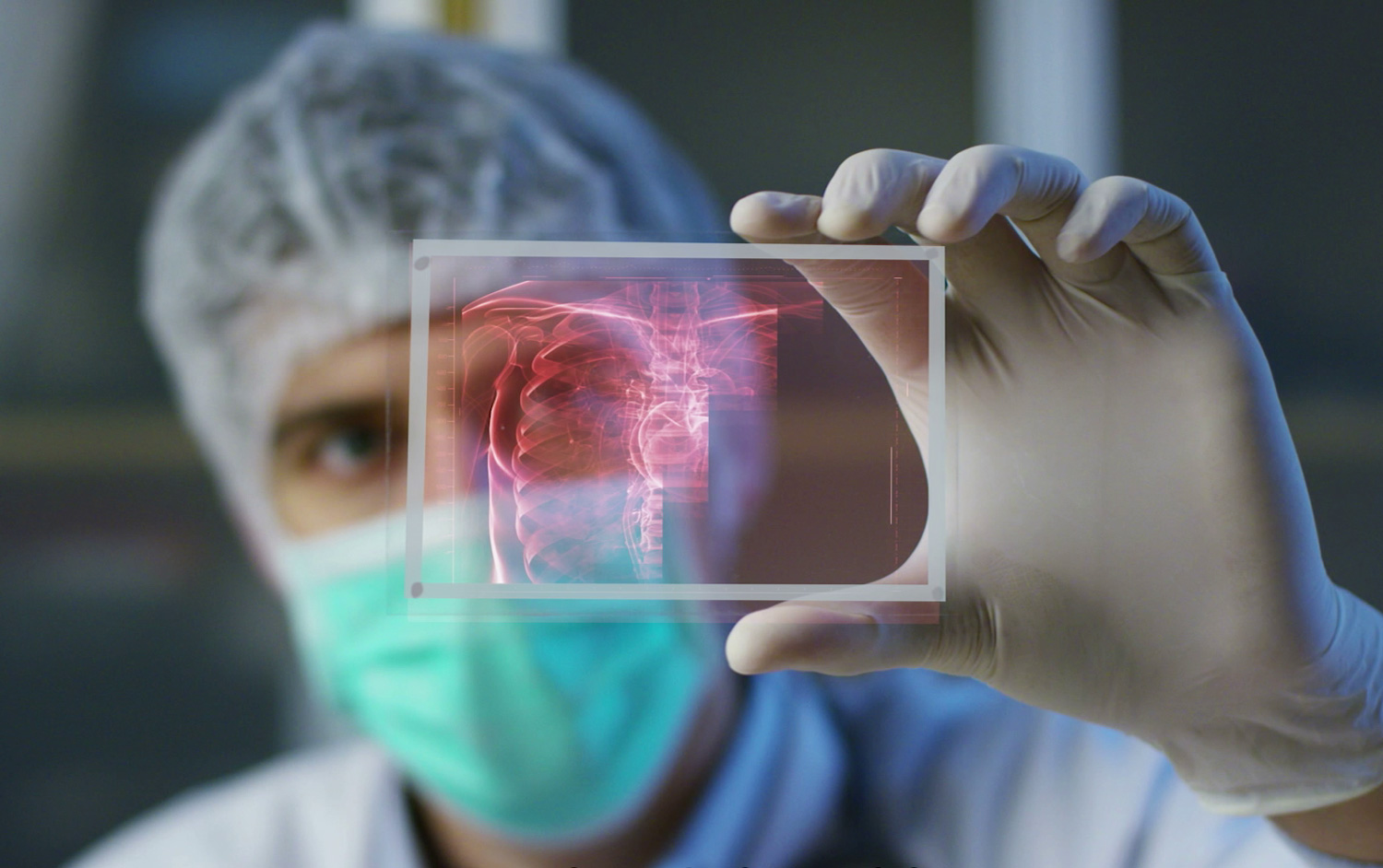 Ein Arzt betrachtet die Patientenanatomie in Form eines Hologramms